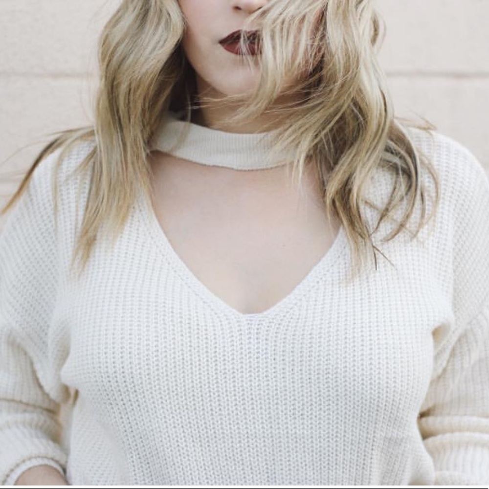 Crop Cream Sweater w/ Choker, V-Neck Cut out | M